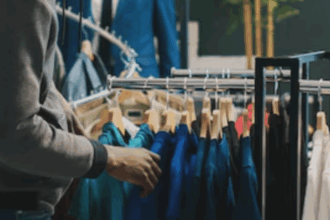 tineri prinsi la furat intr un magazin din iasi pentru o pereche de pantaloni scurti s a ales cu dosar penal 68ad766f77da9