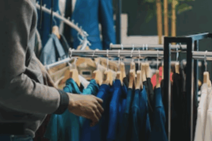 tineri prinsi la furat intr un magazin din iasi pentru o pereche de pantaloni scurti s a ales cu dosar penal 68ad766f77da9