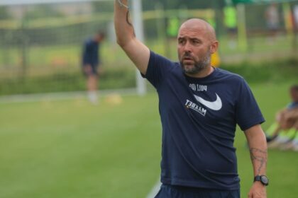 tony isi ameninta jucatorii si spune am rupt vestiarul in doua la pauza am spart tabela 68b2e59fa9bd5