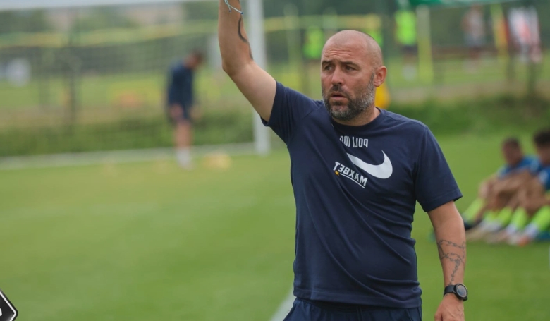 tony isi ameninta jucatorii si spune am rupt vestiarul in doua la pauza am spart tabela 68b2e59fa9bd5