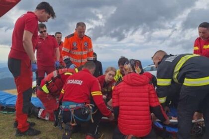tragedie in arges patru tineri au murit dupa ce o masina a cazut in prapastie un supravietuitor preluat cu elicopterul 68aaca640ab98