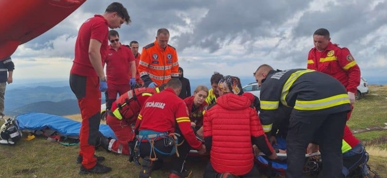 tragedie in arges patru tineri au murit dupa ce o masina a cazut in prapastie un supravietuitor preluat cu elicopterul 68aaca640ab98