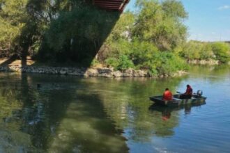 tragedie la arad un tanar de 18 ani a murit dupa ce a cazut in raul mures o fata de 16 ani a supravietuit 68adf77000795