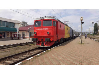 trenurile spre moldova se tarasc prin arsita cfr vopseste sinele in alb in loc sa repare infrastructura 68920b64b866f