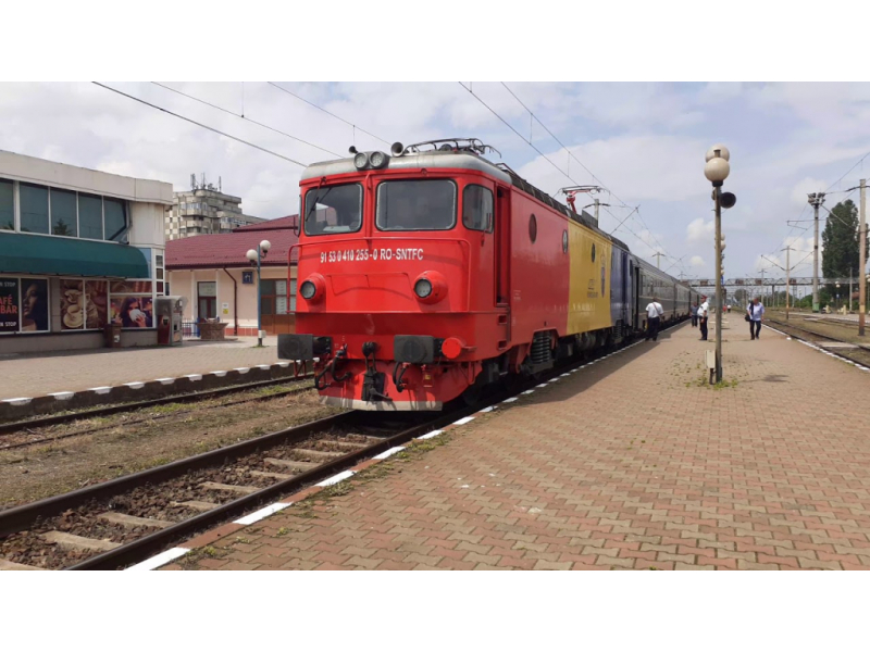 trenurile spre moldova se tarasc prin arsita cfr vopseste sinele in alb in loc sa repare infrastructura 68920b64b866f