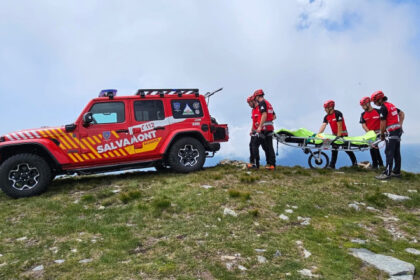 turisti straini atacati de caini in muntii rodnei de frica s au refugiat intr o cabana a fost solicitata interventia salvamont 689368162fb5c