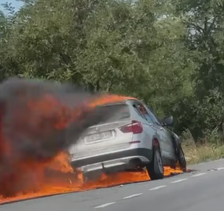 un autoturism a luat foc in mers in plin trafic 68af00db60fb7