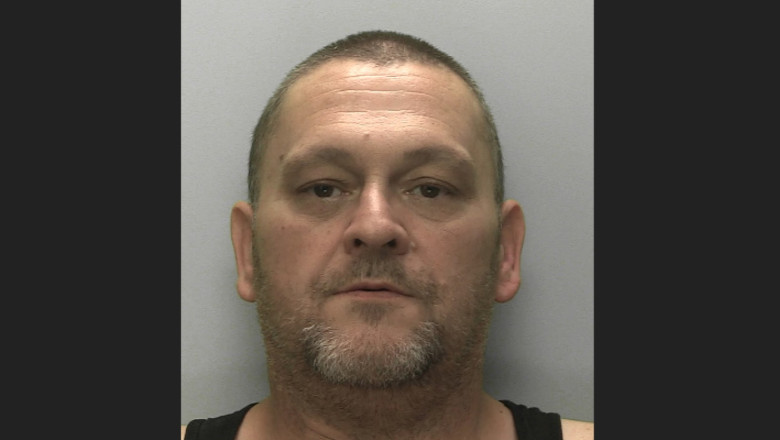 un barbat a stat timp de doi ani cu cadavrul fostei sale partenere in sufragerie acoperit cu o patura 689a2855937a7