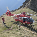 un barbat care a scapat cu viata dupa ce a cazut 100 de metri intr o prapastie in zona varfului moldoveanu recuperat cu elicopterul 689778b01aeca