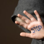 un barbat din dolj a fost retinut pentru ca si a batut fiul de 11 ani strigatele de ajutor ale copilului au fost auzite din apartament 689086441b64f