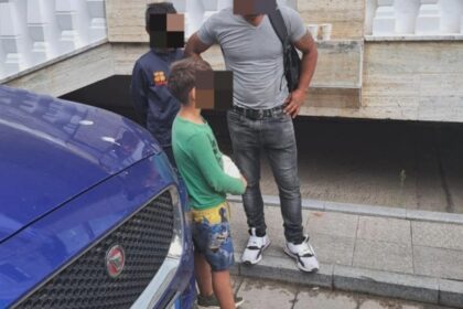 un barbat din iasi si a fortat nepotii sa cerseasca pe strazi afacerea era atat de profitabila incat scotea sute de lei in cateva ore 68acee6b87b3a