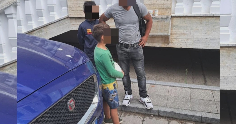 un barbat din iasi si a fortat nepotii sa cerseasca pe strazi afacerea era atat de profitabila incat scotea sute de lei in cateva ore 68acee6b87b3a