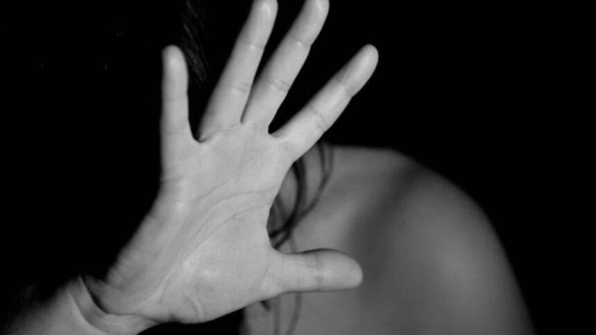 un barbat din vrancea si a legat fosta iubita de maini si de picioare a batut o cu salbaticie si a ras o pe cap 6891afca5898d