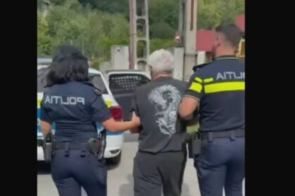 un barbat dintr o comuna timiseana care alerga cu cutitul dupa sotia sa imobilizat de sefa de post video 68ac8f0832d3b 1