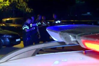 un barbat si a ucis tatal cu burghiul in zarnesti a spart mai multe usi pentru a ajunge la victima baricadata in baie 689cb757cd540