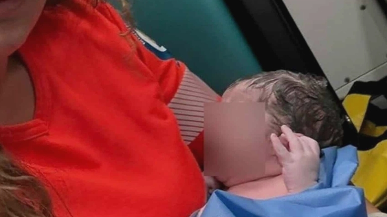 un bebelus s a nascut in ambulanta in drum spre un spital din capitala primele plansete au adus emotie in autospeciala 68ac25f11ad0b