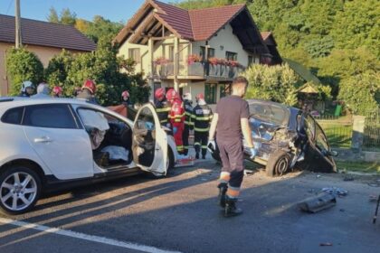 un copil de 3 ani a murit intr un accident grav pe valea oltului sase persoane ranite si transportate la spital 68aecafbe490e