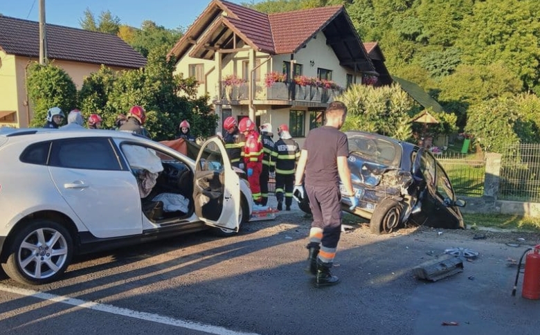 un copil de 3 ani a murit intr un accident grav pe valea oltului sase persoane ranite si transportate la spital 68aecafbe490e