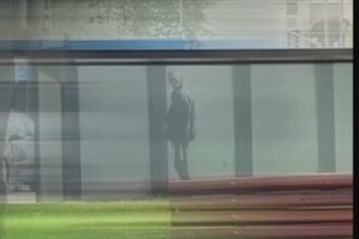 un dus rece pentru un individ incins deranjat de politisti in timp ce se masturba intr un parc de joaca plin cu copii 689c709adf88f