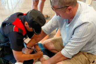 un jandarm roman aflat in concediu a ajutat la prinderea unor fugari in aeroportul el prat din barcelona 689380bec51b0