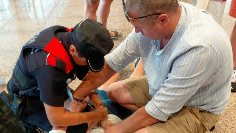 un jandarm roman aflat in concediu a ajutat la prinderea unor fugari in aeroportul el prat din barcelona 689380bec51b0