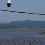 un nord coreean a fugit in coreea de sud traversand un fluviu inot agatat de bucati de polistiren 6894a270841b2