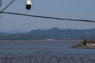 un nord coreean a fugit in coreea de sud traversand un fluviu inot agatat de bucati de polistiren 6894a270841b2