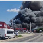 un puternic incendiu a distrus o hala de pe strada trei fantani 689f816be6419