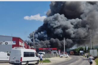 un puternic incendiu a distrus o hala de pe strada trei fantani 689f816be6419