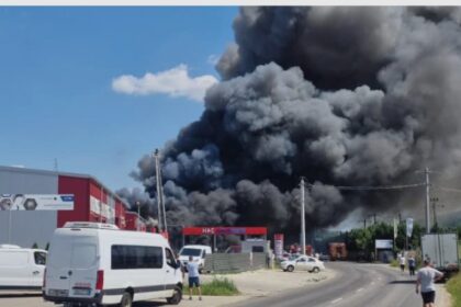 un puternic incendiu a distrus o hala de pe strada trei fantani 689f816be6419