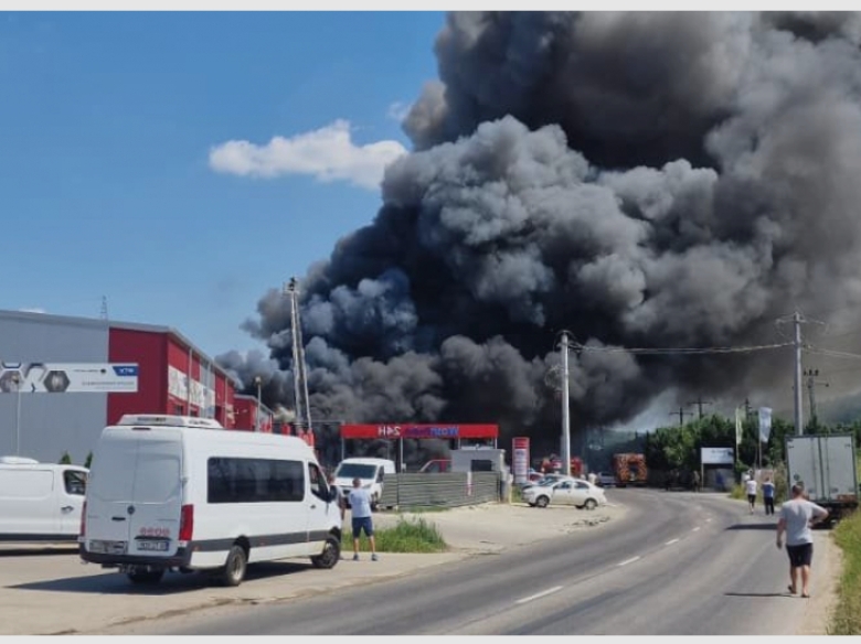un puternic incendiu a distrus o hala de pe strada trei fantani 689f816be6419