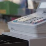 un tanar de 17 ani a smuls casa de marcat dintr o brutarie din bacau si a luat o la fuga cu ea 68a2f01ad5c9f