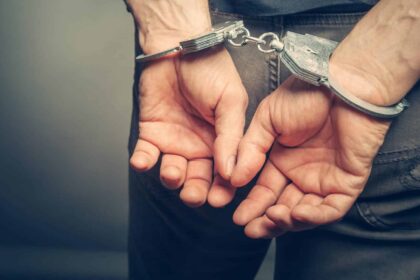 un timisorean care si a amenintat sotia si fiica retinut de politisti si fata acestuia beneficiaza de ordin de protectie 689475af1c190