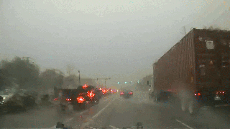 un transformator electric a explodat dupa ce a fost lovit de trasnet in sua creand haos pe o autostrada aglomerata 689cca1adb8f2