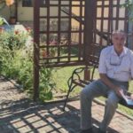 viceprimarul comunei buzoiene lopatari acorda audiente in curtea primariei pe o banca nu are birou in cladirea primariei 68b17eedec7b8