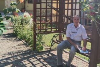 viceprimarul comunei buzoiene lopatari acorda audiente in curtea primariei pe o banca nu are birou in cladirea primariei 68b17eedec7b8