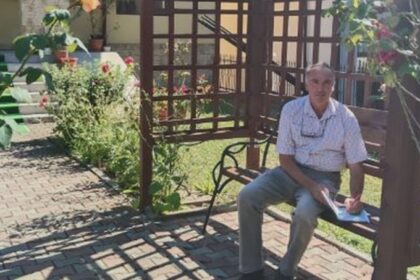 viceprimarul comunei buzoiene lopatari acorda audiente in curtea primariei pe o banca nu are birou in cladirea primariei 68b17eedec7b8