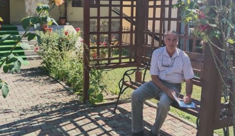 viceprimarul comunei buzoiene lopatari acorda audiente in curtea primariei pe o banca nu are birou in cladirea primariei 68b17eedec7b8