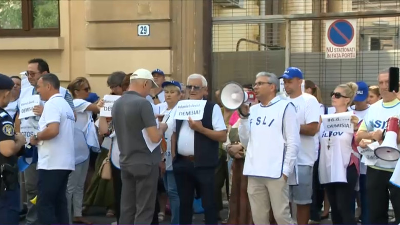 video a treia zi de proteste in fata ministerului educatiei profesorii ameninta ca nu incep scoala bac ul de toamna in pericol 688c8970933ae