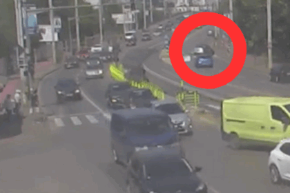 video accident rutier surprins de camere in nicolina un pieton a fost la un pas sa fie lovit de un autoturism pe trecerea de pietoni 6892042c93982