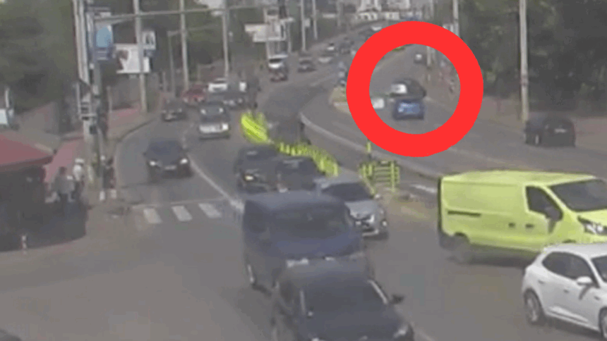 video accident rutier surprins de camere in nicolina un pieton a fost la un pas sa fie lovit de un autoturism pe trecerea de pietoni 6892042c93982