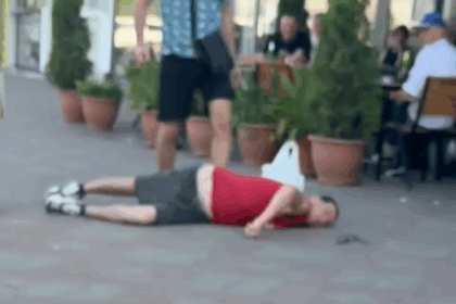 video bataie ca in filme pe o terasa din iasi doi barbati isi impart pumni si picioare unul cade ca secerat 689cb9472ca97