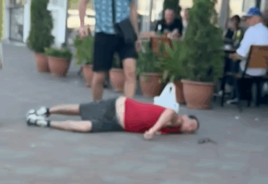 video bataie ca in filme pe o terasa din iasi doi barbati isi impart pumni si picioare unul cade ca secerat 689cb9472ca97