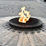 video gestul care a socat franta un barbat si a aprins tigara cu flacara eterna de la mormantul soldatului necunoscut 68931e8b5a98c