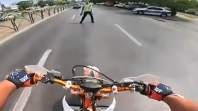 video gestul teribilist al unui tanar pe motocicleta care i a adus o amenda de 800 de lei si suspendarea permisului 689cfb52cd774
