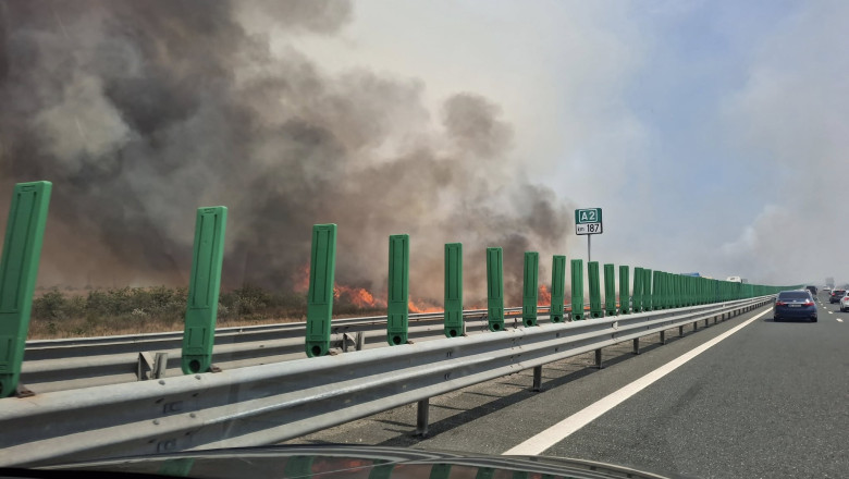 video incendiu de vegetatie langa autostrada soarelui pompierii intervin cu mai multe autospeciale traficul rutier oprit 688cb410db4d9