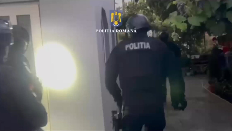 video jaf de proportii in capitala seif cu bunuri in valoare de 20 000 de euro spart cu unelte improvizate 689dc5627edab