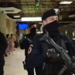 video jandarmii inarmati la metrou au dat nastere unor teorii ale conspiratiei ce spun oamenii care s au intalnit cu ei in statii 689cb7e926364