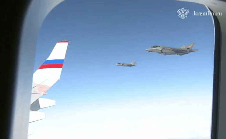 video kremlinul anunta ca aeronava lui putin a fost escortata de avioane americane f 35 in drumul de intoarcere din alaska spre rusia 68a0a3160e12f
