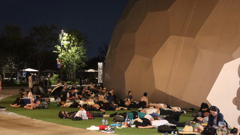 video mii de vizitatori au ramas blocati peste noapte la expozitia mondiala de la osaka cateva zeci au fost spitalizati 689eef23d1a8d